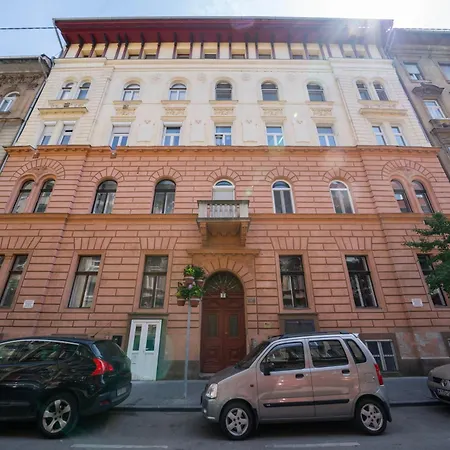 Park Corner Loft Near Heroes' Square Apartment