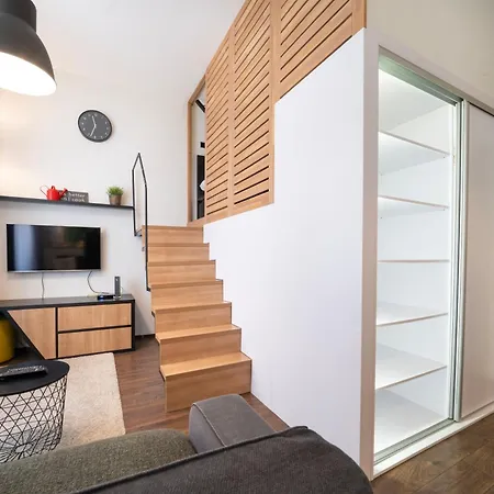 Park Corner Loft Near Heroes' Square Apartment *